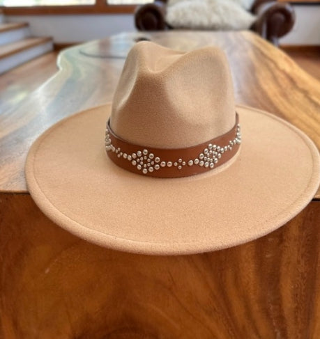 VEGAN FELT FEDORA W/ STUDDED LEATHER BELT