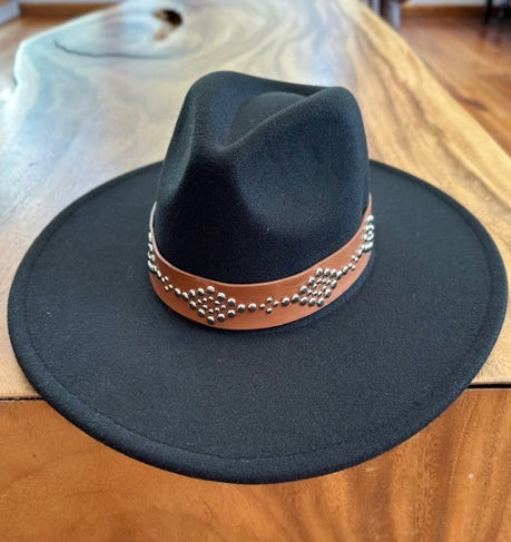 VEGAN FELT FEDORA W/ STUDDED LEATHER BELT