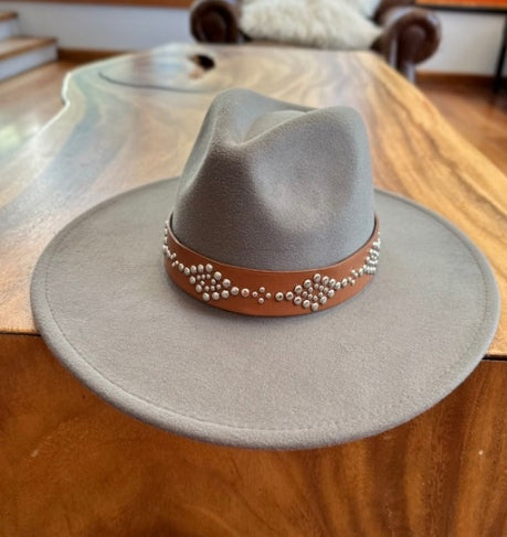 VEGAN FELT FEDORA W/ STUDDED LEATHER BELT
