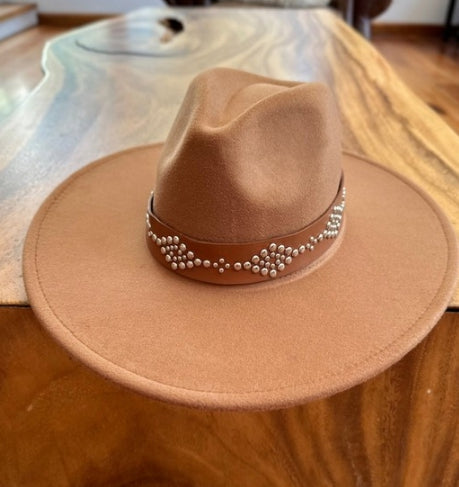 VEGAN FELT FEDORA W/ STUDDED LEATHER BELT