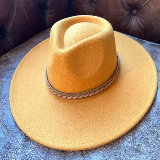 VEGAN FELT RANCHER HAT WITH BRAIDE LEATHER BELT