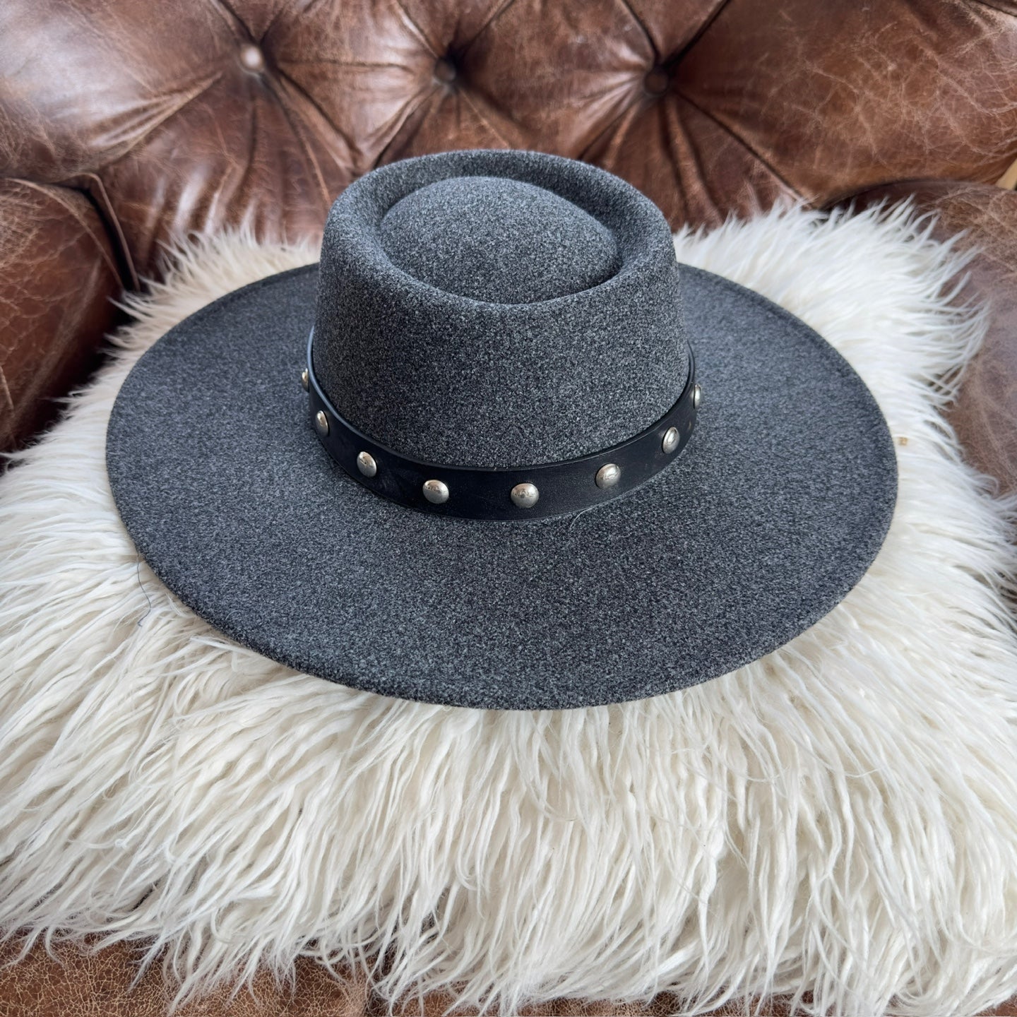 VEGAN FELT BOATER HAT WITH LEATHER BELT