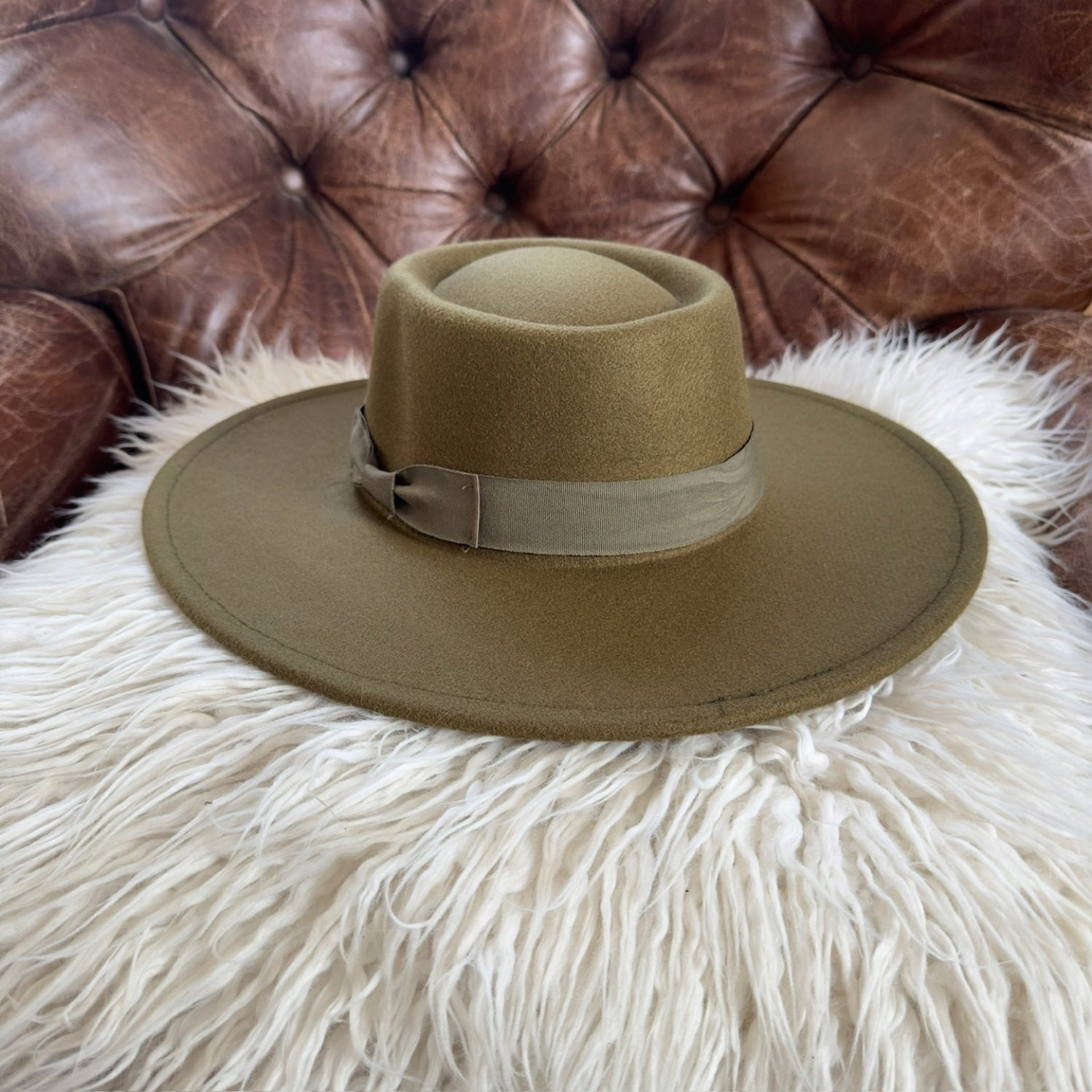 VEGAN FELT BOATER HAT WITH RIBBON