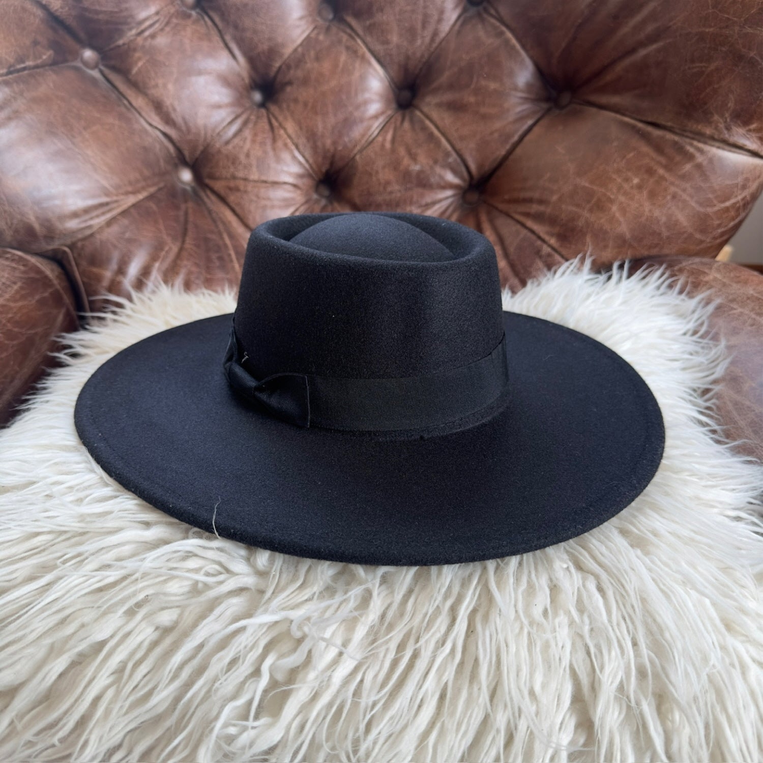 VEGAN FELT BOATER HAT WITH RIBBON