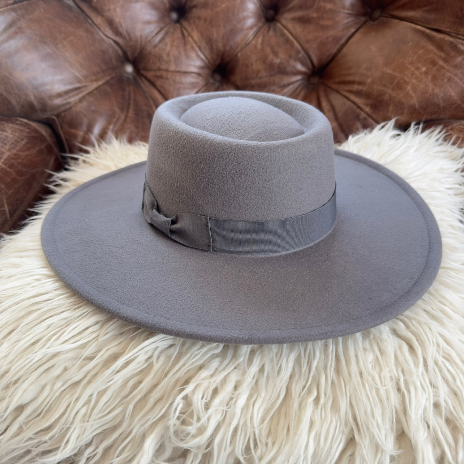 VEGAN FELT BOATER HAT WITH RIBBON